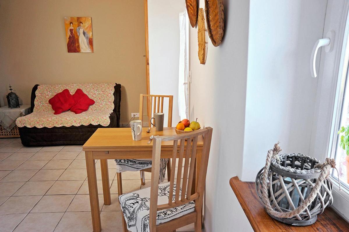 Bed And Breakfast La Maison De Nathalie Les Mayons Exteriör bild
